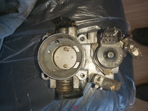 mitsubishi-carisma-16-gaz-kelebegi-2001-16-carisma-rolanti-motoru-2001